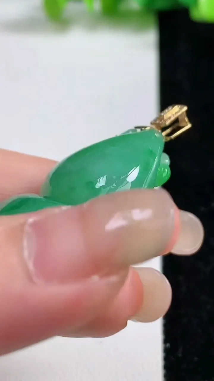 天然A货翡翠虚空藏观音菩萨吊坠，尺寸72.2-45.5-6.2，重量:48.94g
9月8日