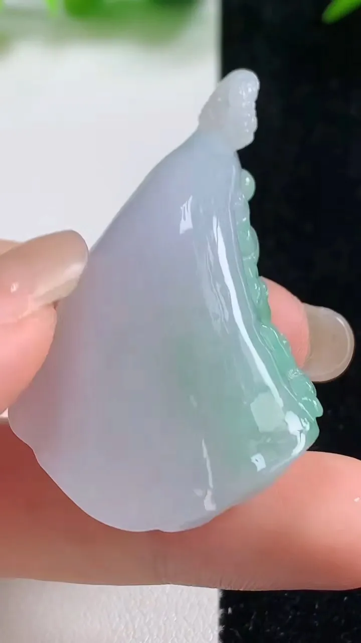 天然A货翡翠莲蓬吊坠，尺寸49-30-12.5，重量:23.89g
9月8日