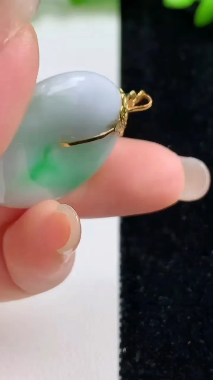 天然A货翡翠平安扣吊坠，尺寸27.7-5.8，重量:9.82g
9月8日