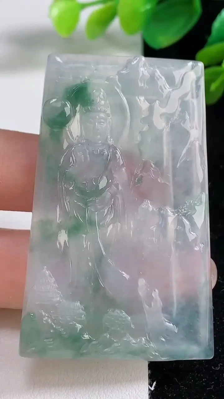天然A货翡翠种飘花山水观音菩萨吊坠，尺寸58.2-36.8-4.7，重量:25.33g
9月8日