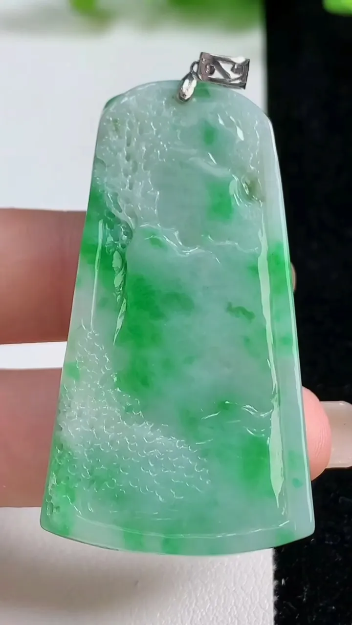 天然A货翡翠山水牌吊坠，尺寸53-28-6，重量:21.51g
9月8日
