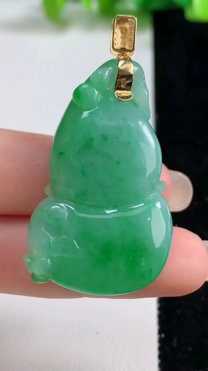 天然A货翡翠虚空藏观音菩萨吊坠，尺寸72.2-45.5-6.2，重量:48.94g
9月8日