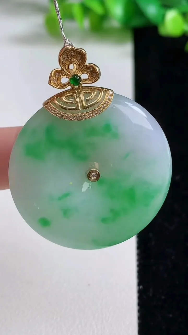 天然A货翡翠平安扣吊坠，尺寸34.2-5.7，重量:16.34g
9月8日