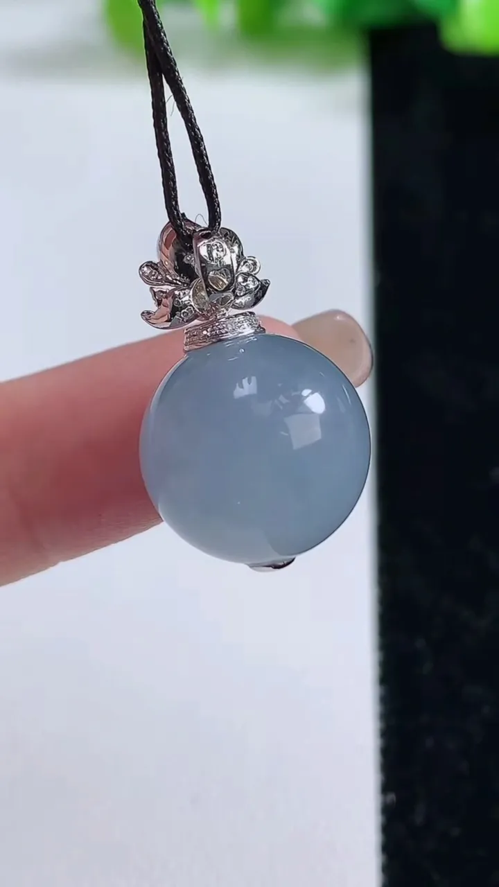 天然A货翡翠18k金紫罗兰圆珠吊坠，尺寸14.6，重量:6.45g9月8日
工厂直销收藏佳品,种好水足，色泽均匀，有种有色，上手高大气！