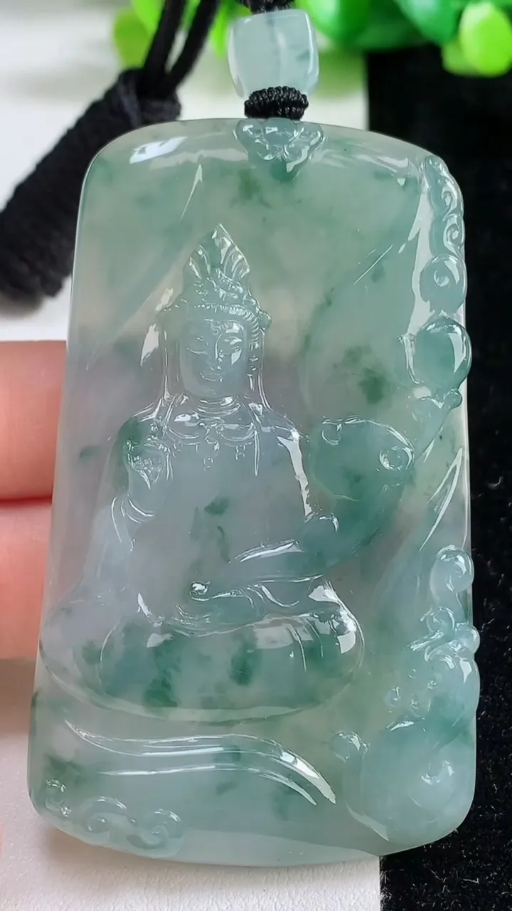 天然A货翡翠种飘花大势至观音菩萨吊坠，尺寸71.3-42-5.5，重量:44.36g
9月8日