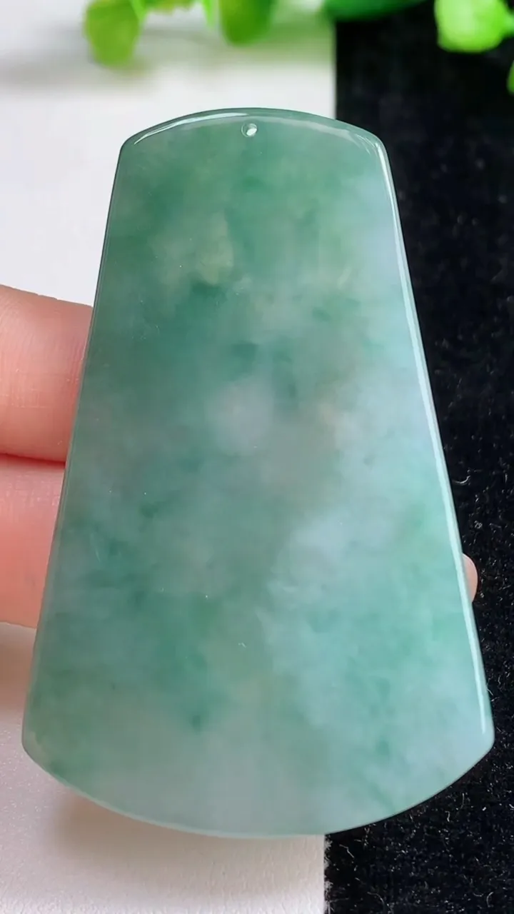 天然A货翡翠普贤菩萨吊坠，尺寸65.5-40-4.6，重量:27.63g
9月8日