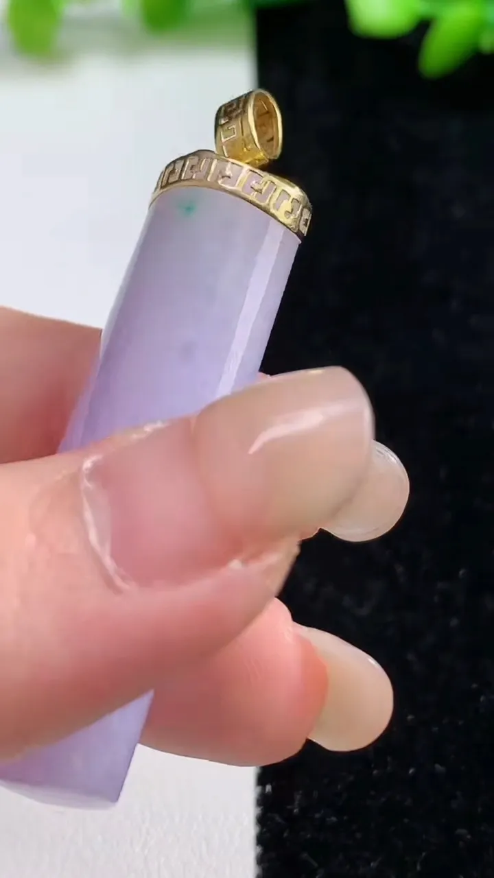 天然A货翡翠18k金紫罗兰无事牌吊坠，尺寸48.5-14.5-10.2，重量:17.55g
9月8日