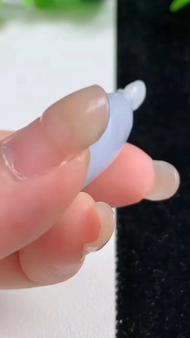 天然A货翡翠莲蓬吊坠，尺寸49-30-12.5，重量:23.89g
9月8日