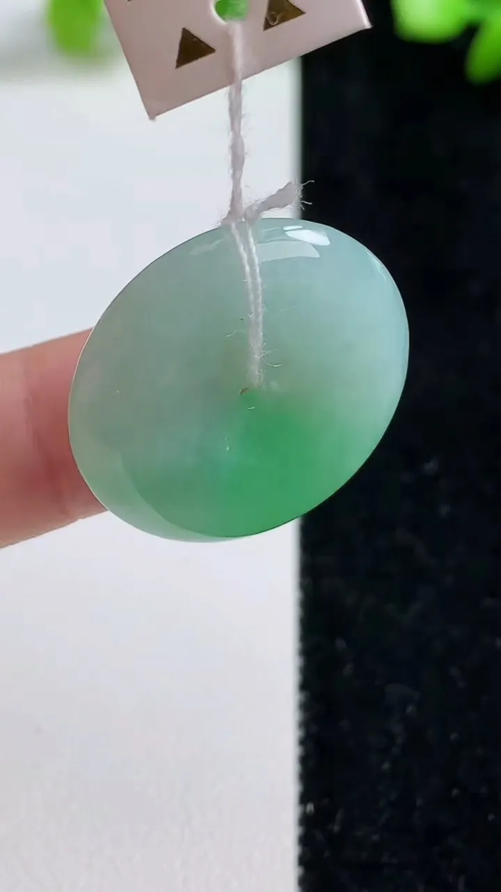 天然A货翡翠平安扣吊坠，尺寸25-5.2，重量:7.36g
9月8日
