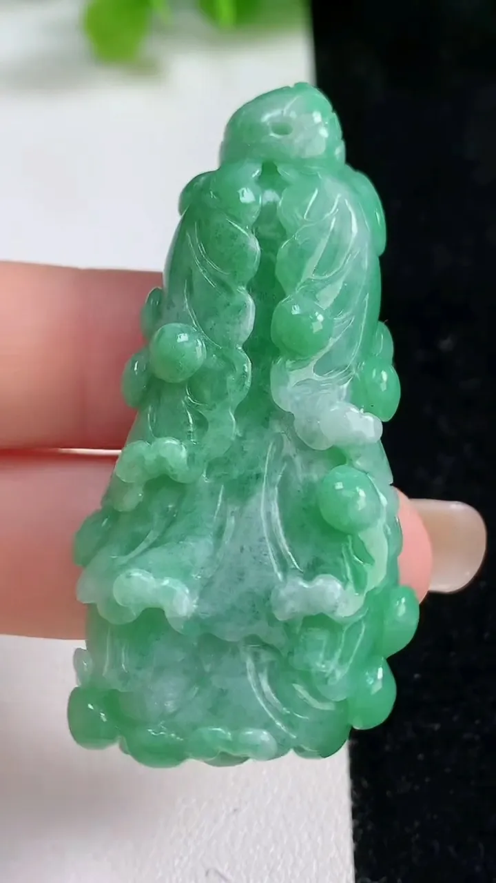 天然A货翡翠白菜吊坠，尺寸53.7-27.2-11，重:26.07g
9月8日