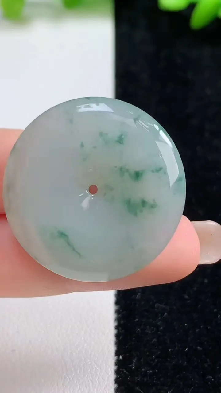 天然A货翡翠冰种飘花平安扣吊坠，尺寸31.4-6，重量:12.65g
9月8日