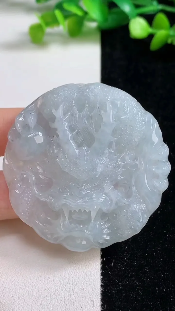 天然A货翡翠龙牌吊坠，尺寸53.6-9，重量:41.40g
9月8日