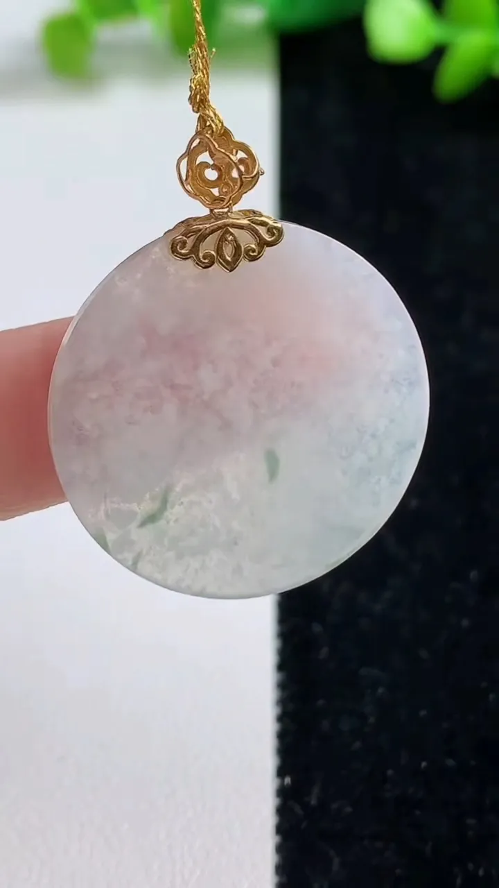 天然A货翡翠种飘花无事牌吊坠，尺寸28-1.7，重量:4.36g
9月8日