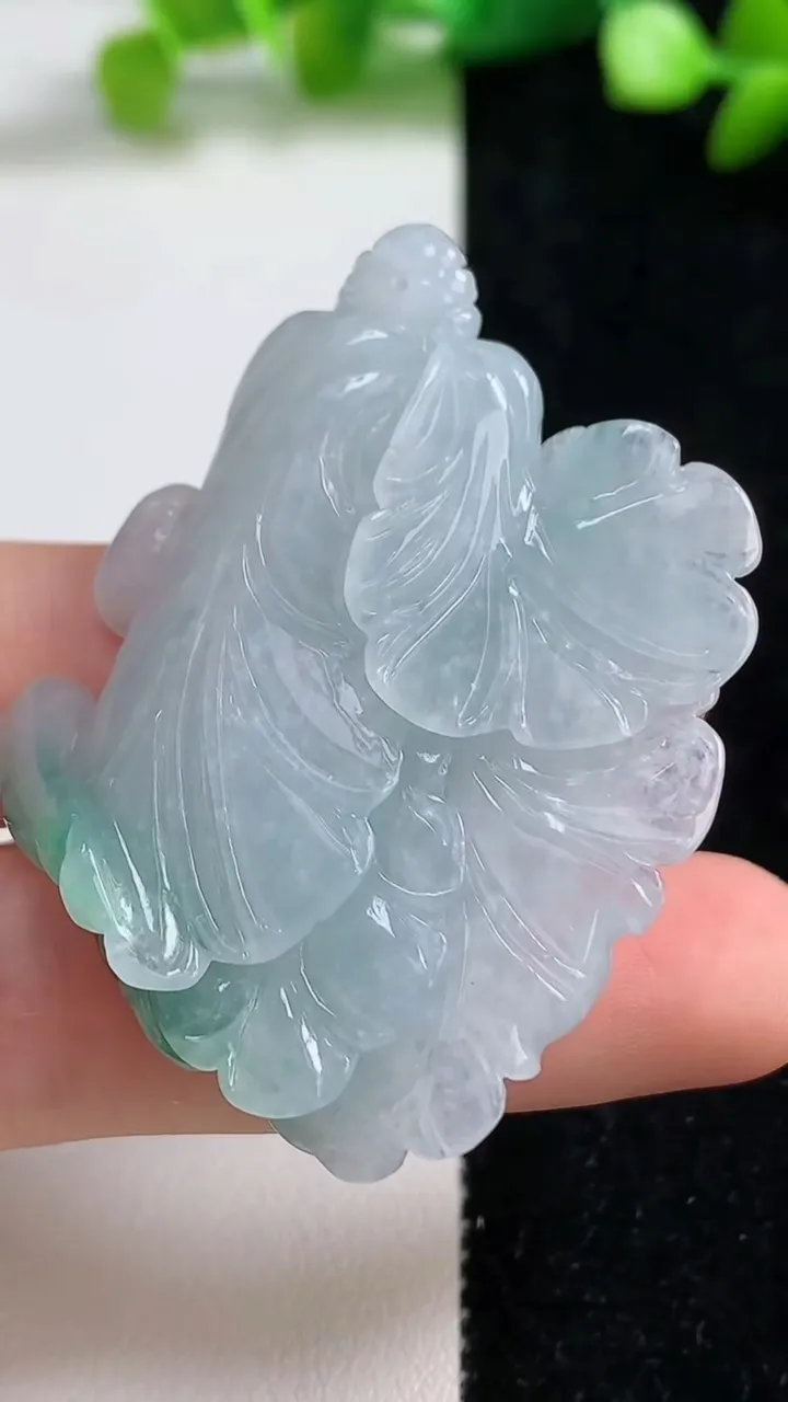 天然A货翡翠冰种飘花白菜吊坠，尺寸49.6-37.5-11.6，重量:27.80g
9月8日