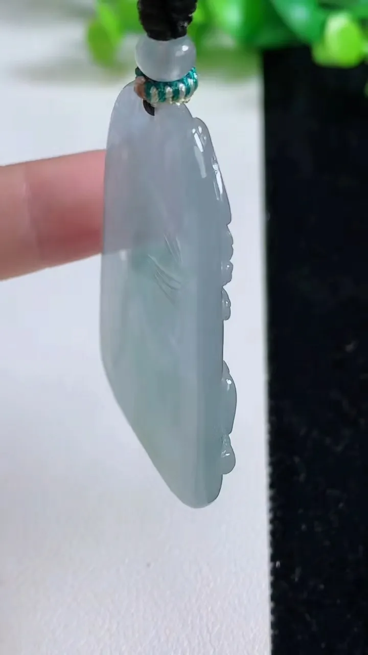 天然A货翡翠大日如来吊坠，尺寸50-30.5-5，重量:17.85g
9月8日
