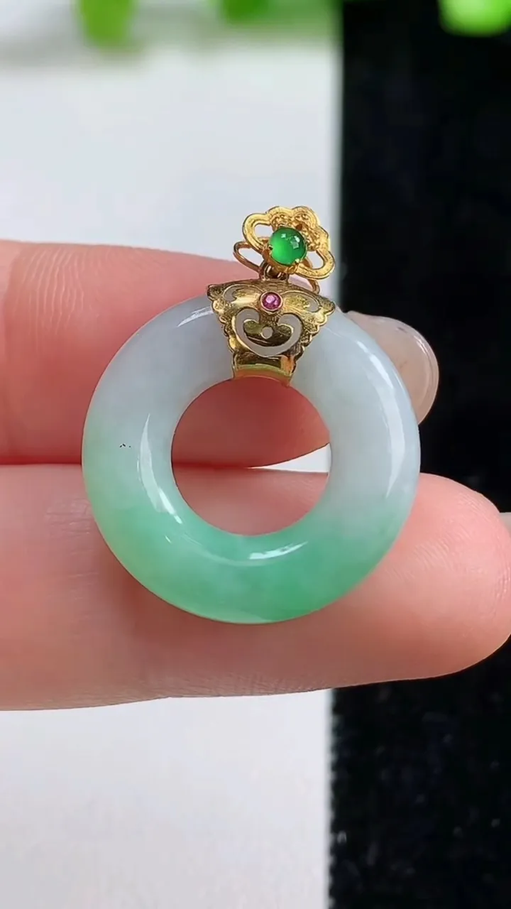 天然A货翡翠平安环吊坠，尺寸20.5-4.8，重量:3.81g
9月8日