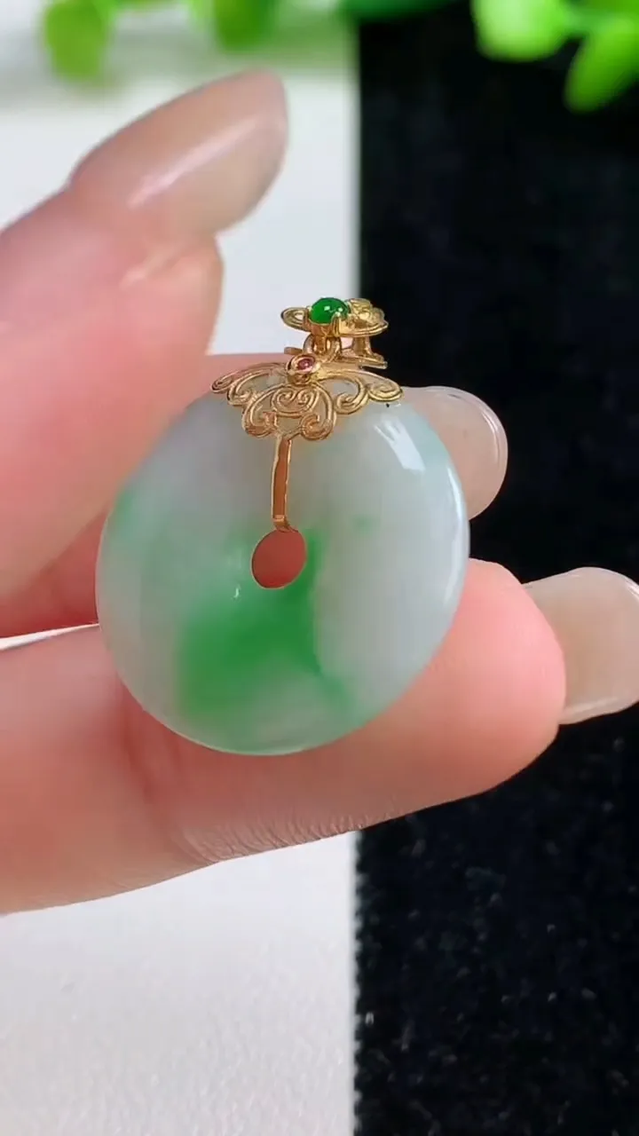 天然A货翡翠平安扣吊坠，尺寸21.3-3.6，重量:3.96g
9月8日