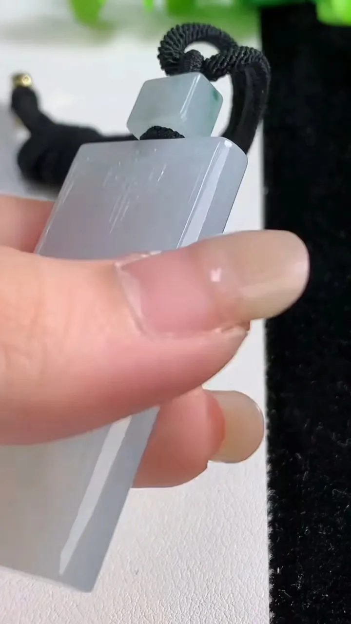 天然A货翡翠冰种仿古无事牌吊坠，尺寸52.6-25-6，重量:30.00g
9月8日