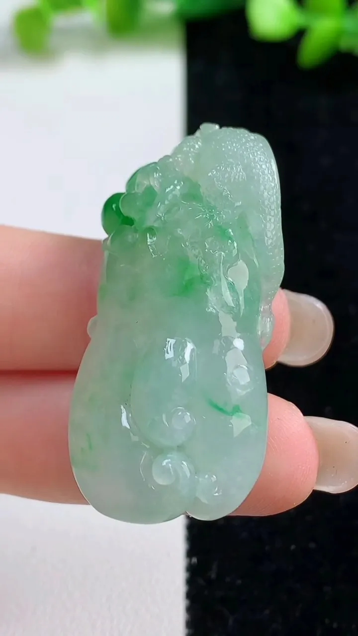 天然A货翡翠佛手瓜吊坠，尺寸42.3-20-10.6，重量:16.87g
9月8日