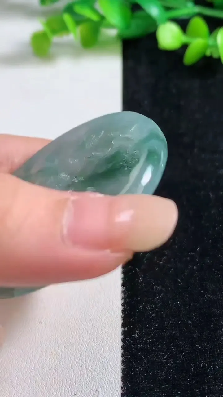 天然A货翡翠牌吊坠，尺寸55.3-4.6，重量:32.22g
9月8日