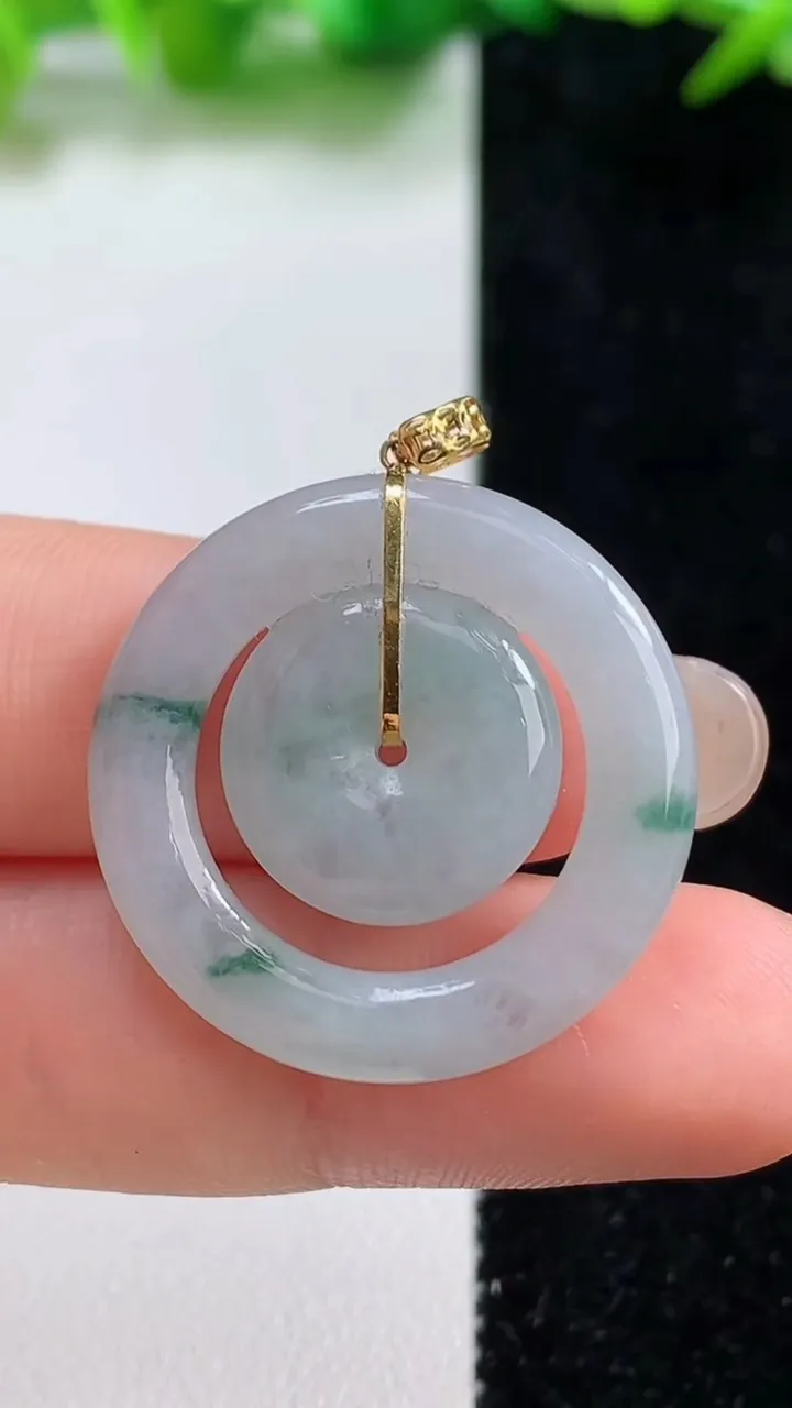 天然A货翡翠种飘花母子平安扣吊坠，尺寸26.8-3.6，重量:5.41g
9月8日
