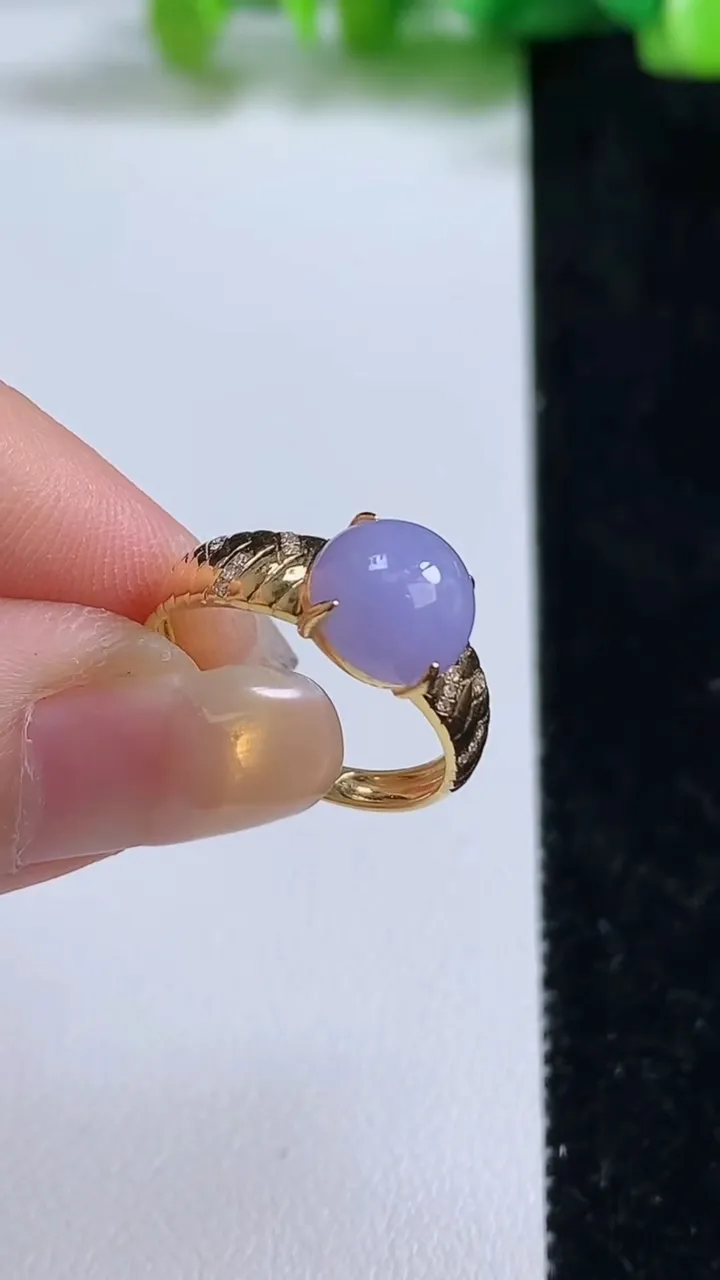 天然A货翡翠18k金紫罗兰蛋面戒指，尺寸18.2-8.5，重量:2.10g2025年9月8日
工厂直销收藏佳品,种好水足，色泽均匀，有种有色，上手高大气！
