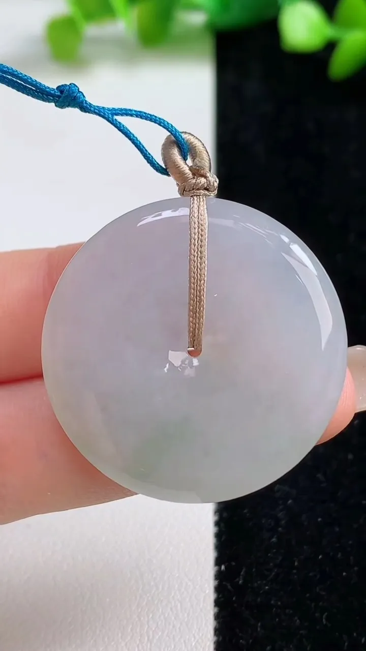 天然A货翡翠平安扣吊坠，尺寸33.6-5.2，重量:13.27g
9月8日