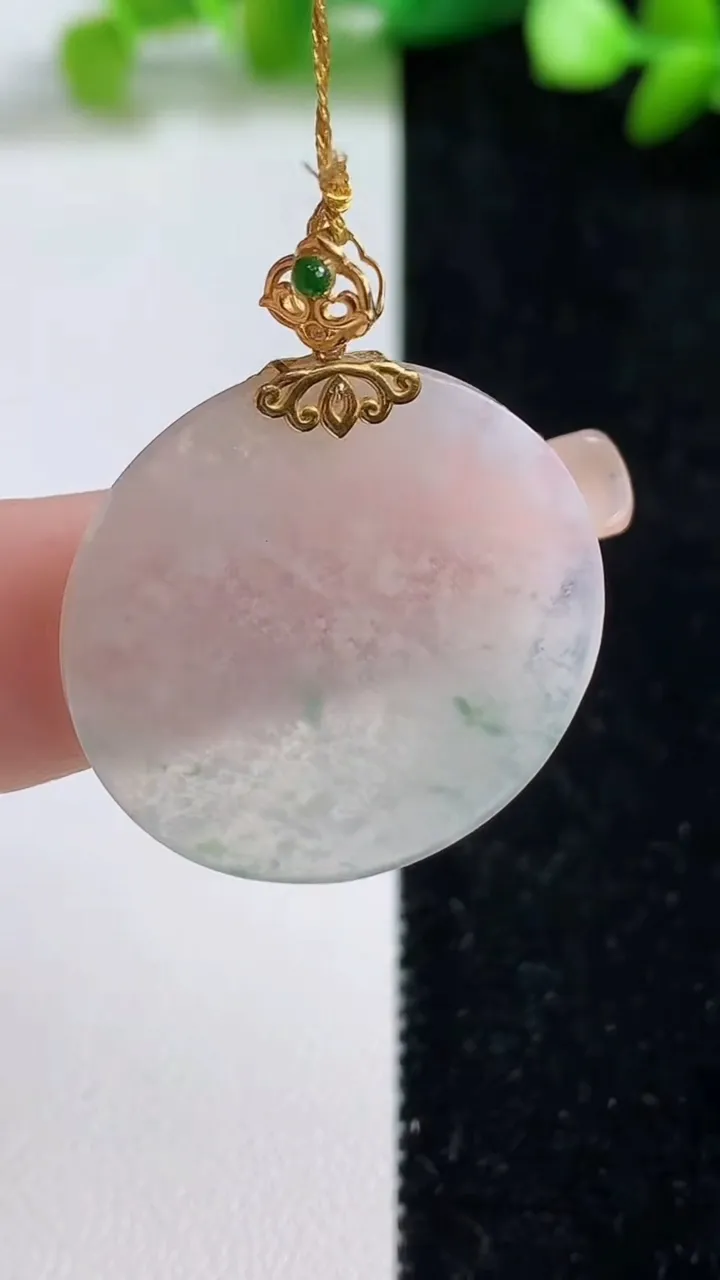 天然A货翡翠种飘花无事牌吊坠，尺寸28-1.7，重量:4.36g
9月8日