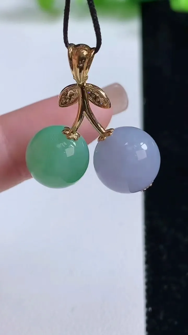 天然A货翡翠18k金双彩圆珠吊坠，尺寸11.4，重量:6.20g
9月8日