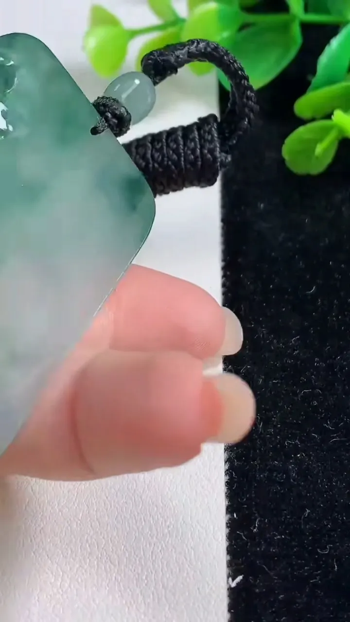 天然A货翡翠种飘花大势至观音菩萨吊坠，尺寸64.5-43.5-5，重量:39.45g
9月8日