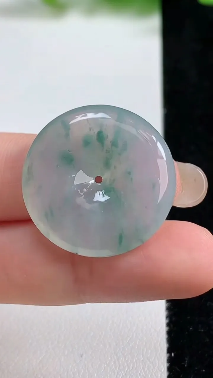 天然A货翡翠冰种飘花平安扣吊坠，尺寸26-4.7，重量:7.12g
9月8日