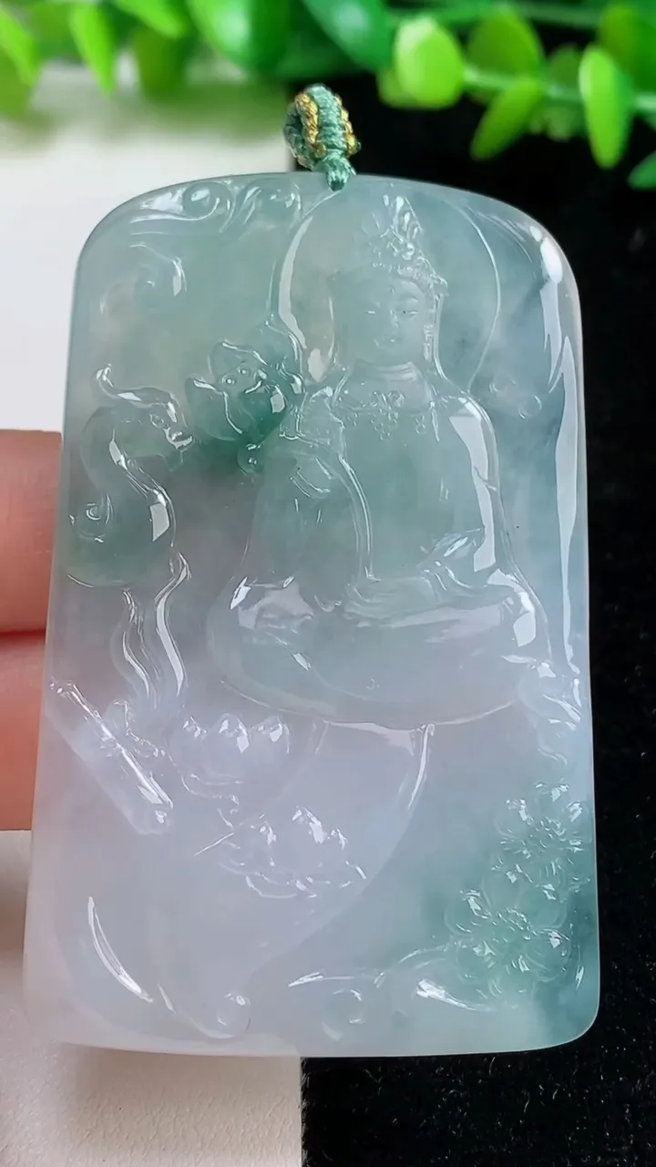 天然A货翡翠冰种飘花大势至观音菩萨吊坠，尺寸66.7-41.3-5，重量:38.37g
9月8日