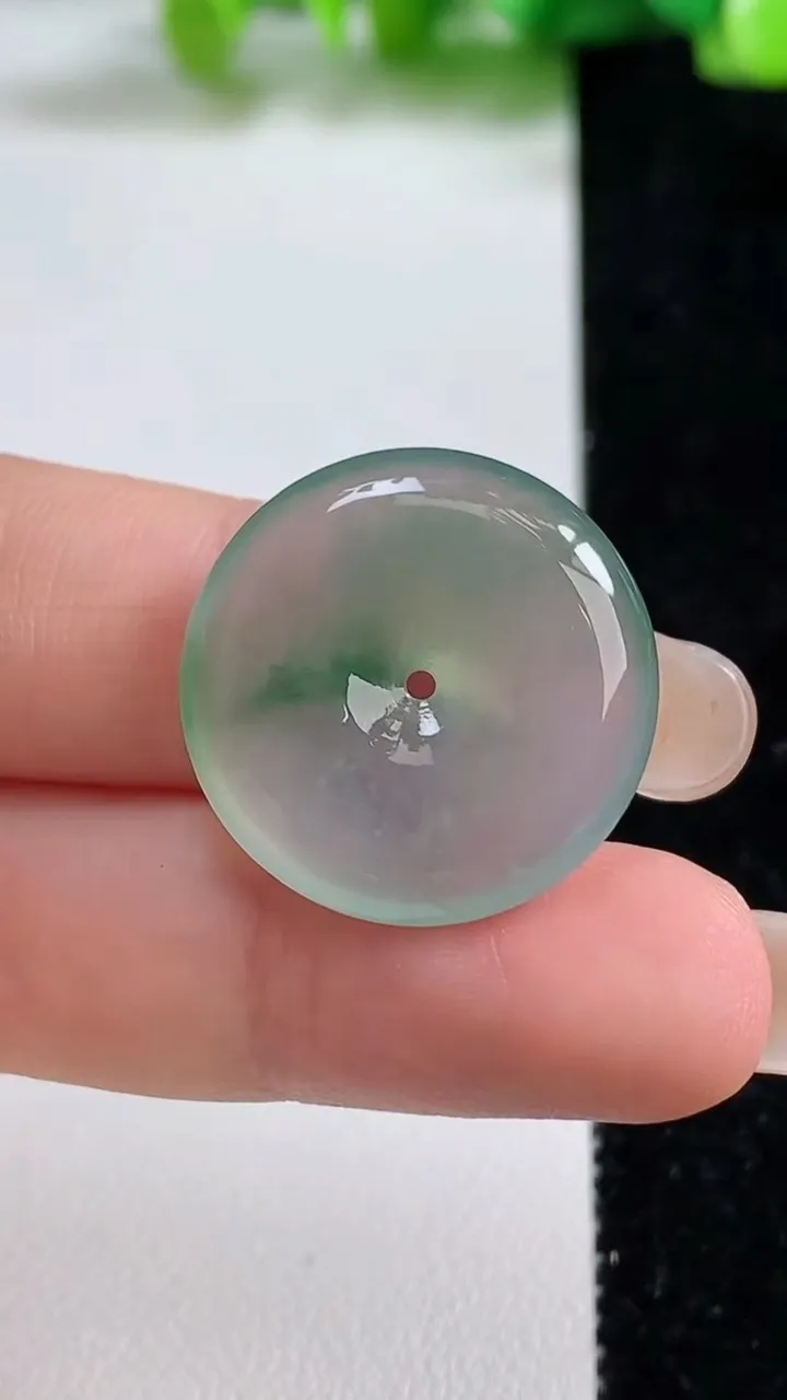 天然A货翡翠平安扣吊坠，尺寸22.8-4.8，重量:5.26g
9月8日