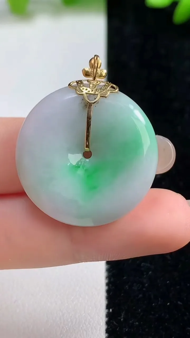 天然A货翡翠平安扣吊坠，尺寸27.7-5.8，重量:9.82g
9月8日