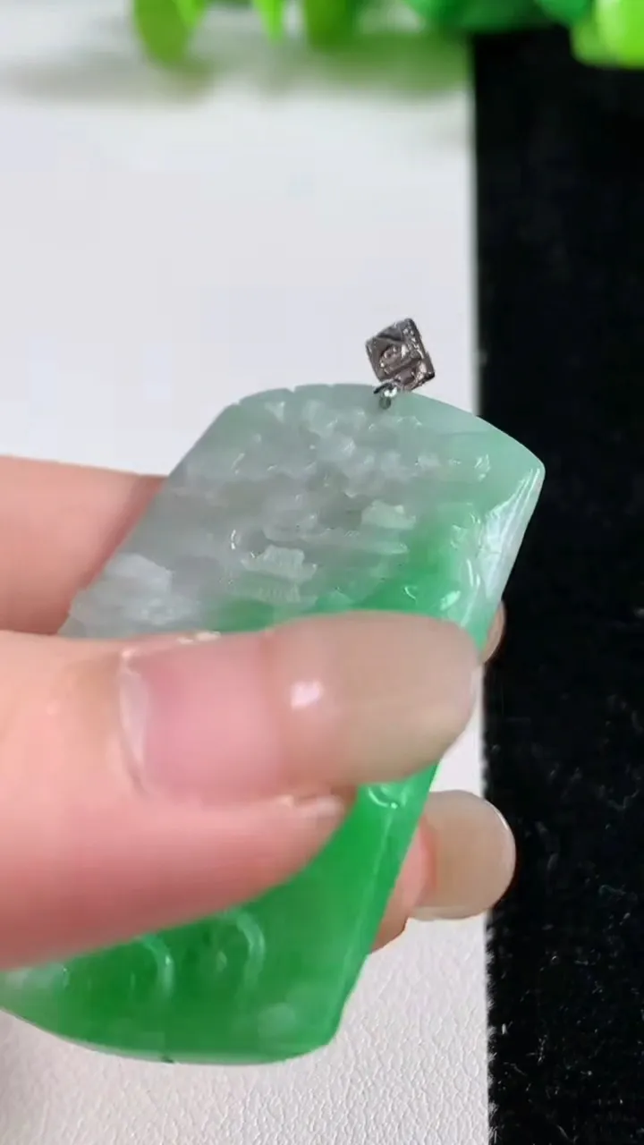 天然A货翡翠山水牌吊坠，尺寸47.7-35-4.7，重量:18.60g
9月8日
