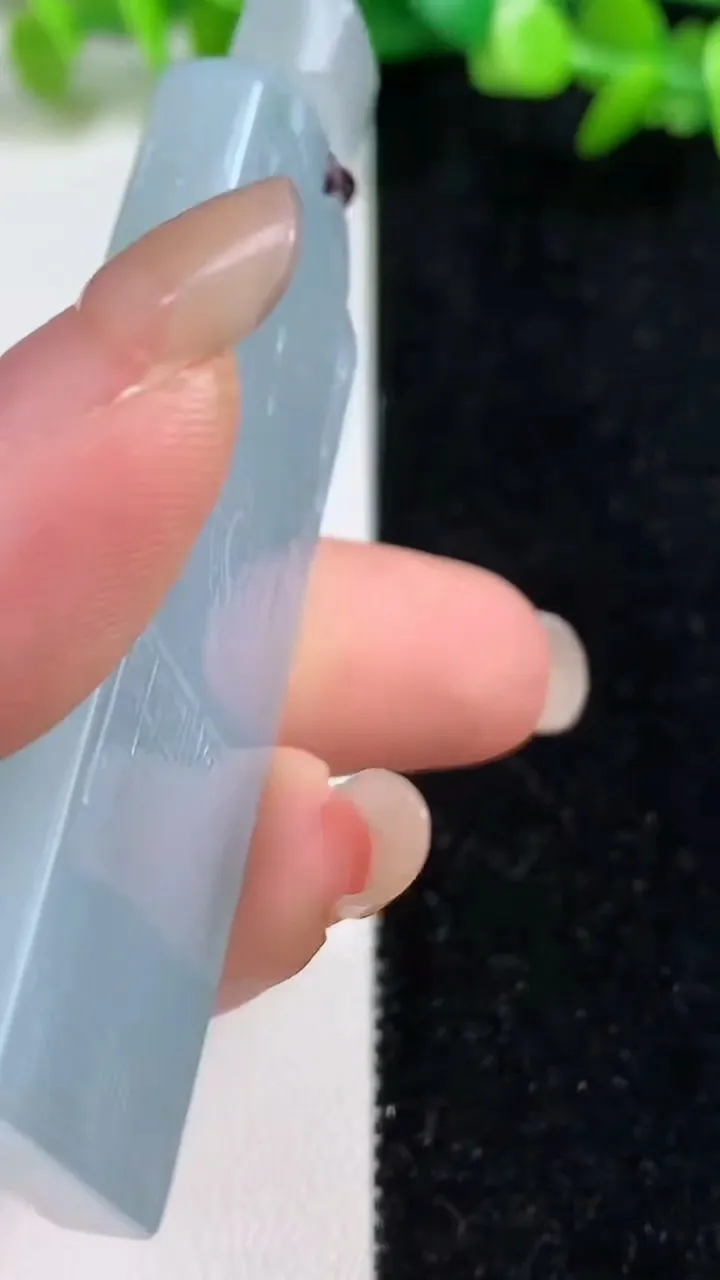 天然A货翡翠冰种飘花仿古无事牌，尺寸60.8-26.8-6，重量:33.96g
9月8日