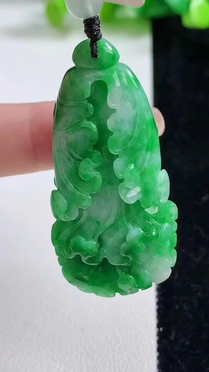 天然A货翡翠白菜吊坠，尺寸49.2-23.2-9.6，重量:20.00g
9月8日