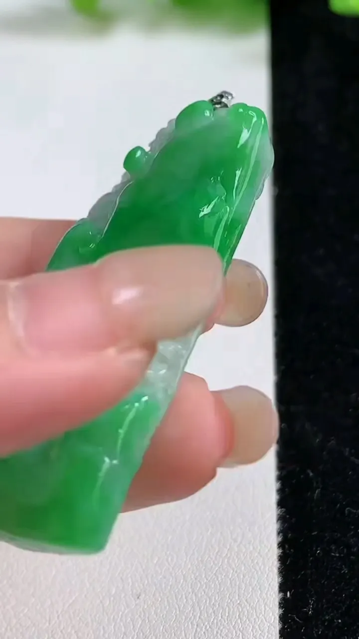 天然A货翡翠山水牌吊坠，尺寸53-28-6，重量:21.51g
9月8日