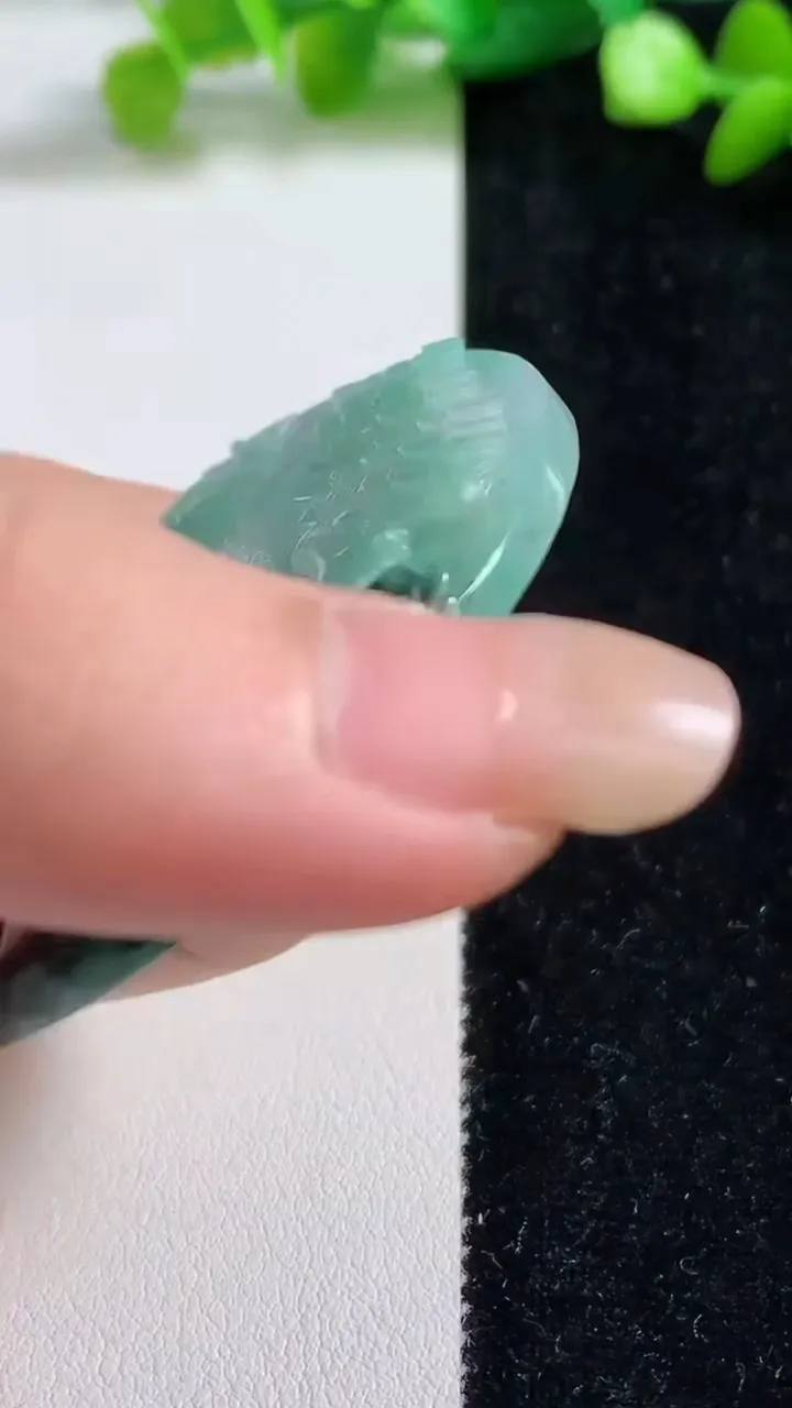 天然A货翡翠牌吊坠，尺寸53.6-5.4，重量:34.80g
9月8日