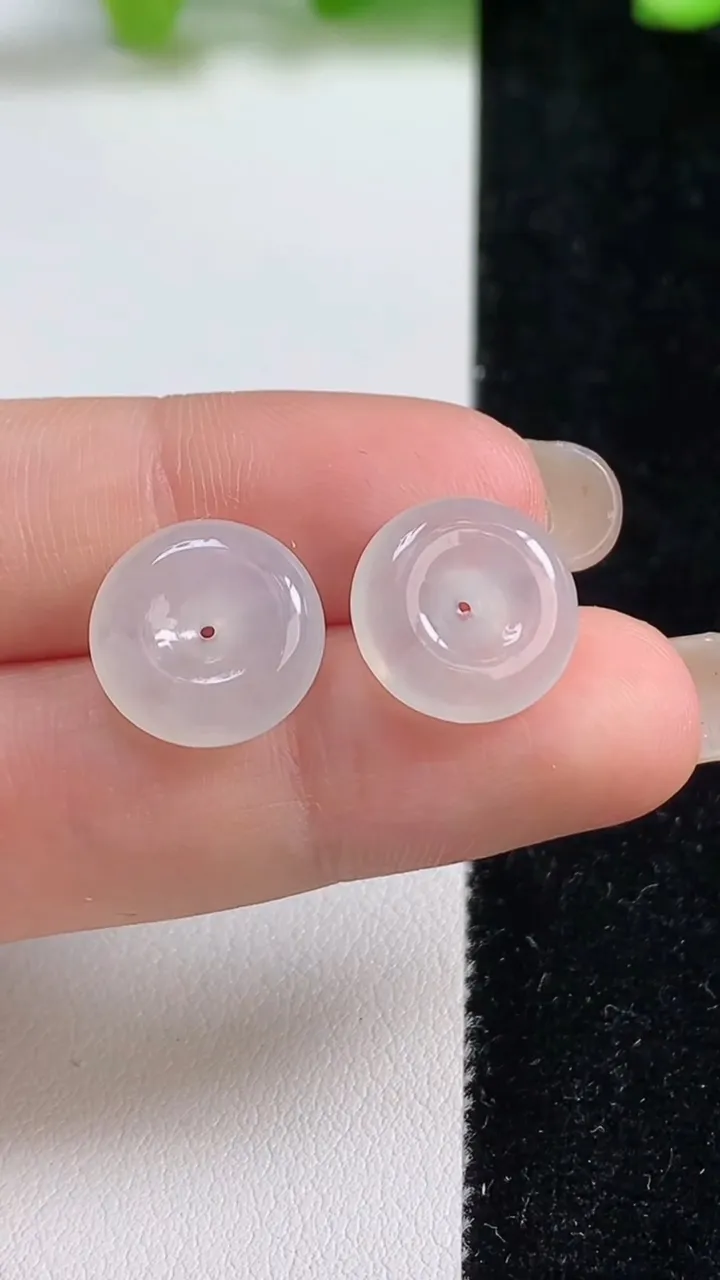 天然A货翡翠平安扣吊坠一对，尺寸13-4.6，重量:3.12g
9月8日