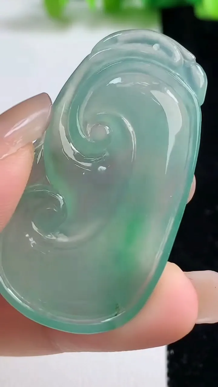 天然A货翡翠如意吊坠，尺寸46.3-25.4-5.2，重量:12.55g
9月8日