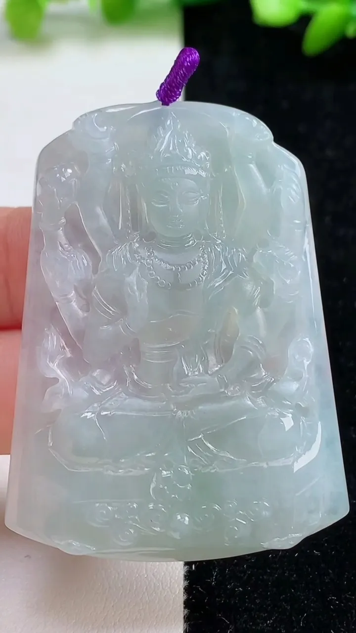 天然A货翡翠千手观音吊坠，尺寸55-40-5.8，重量:26.86g
9月8日
