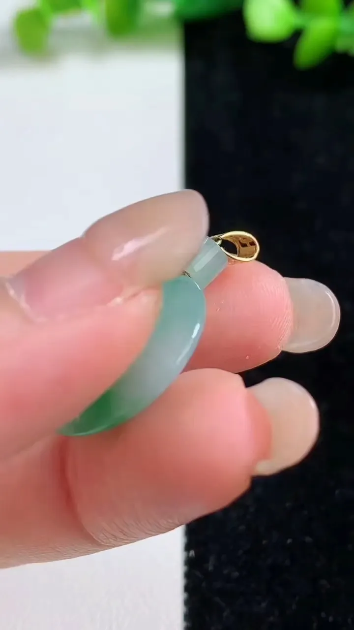 天然A货翡翠平安环吊坠，尺寸20.2-3.8，重量:3.35g
9月8日