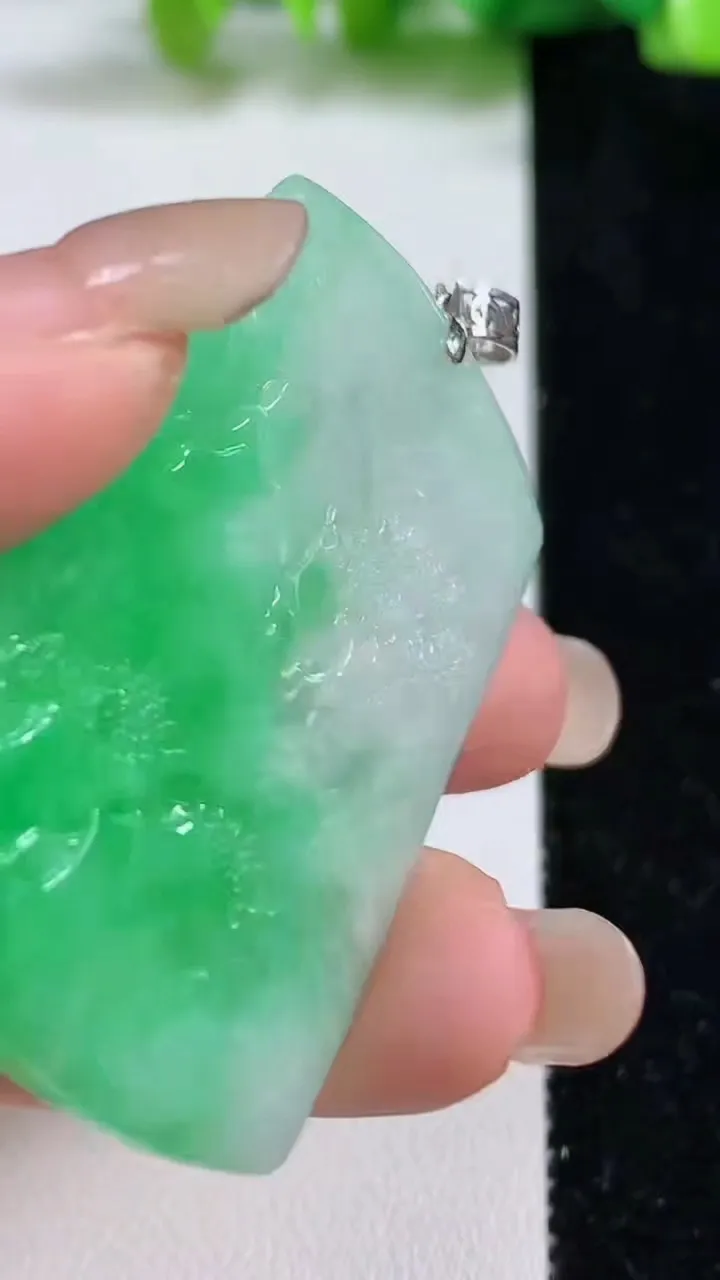 天然A货翡翠山水牌吊坠，尺寸47.7-35-4.7，重量:18.60g
9月8日