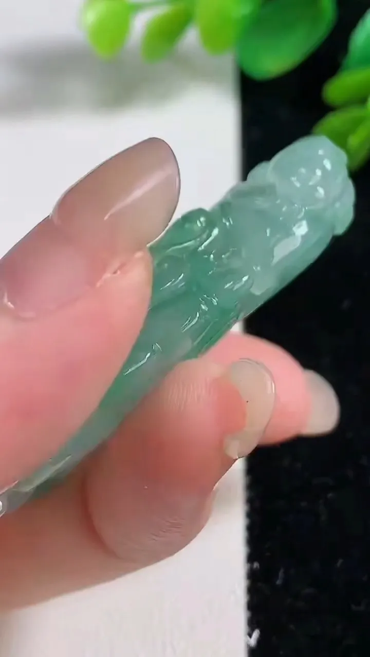 天然A货翡翠蟹钳吊坠，尺寸55-23.7-11.6，重量:26.37g
9月8日