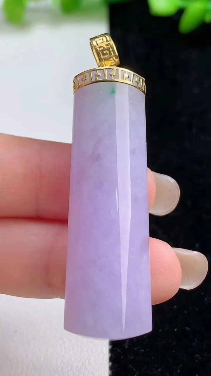 天然A货翡翠18k金紫罗兰无事牌吊坠，尺寸48.5-14.5-10.2，重量:17.55g
9月8日