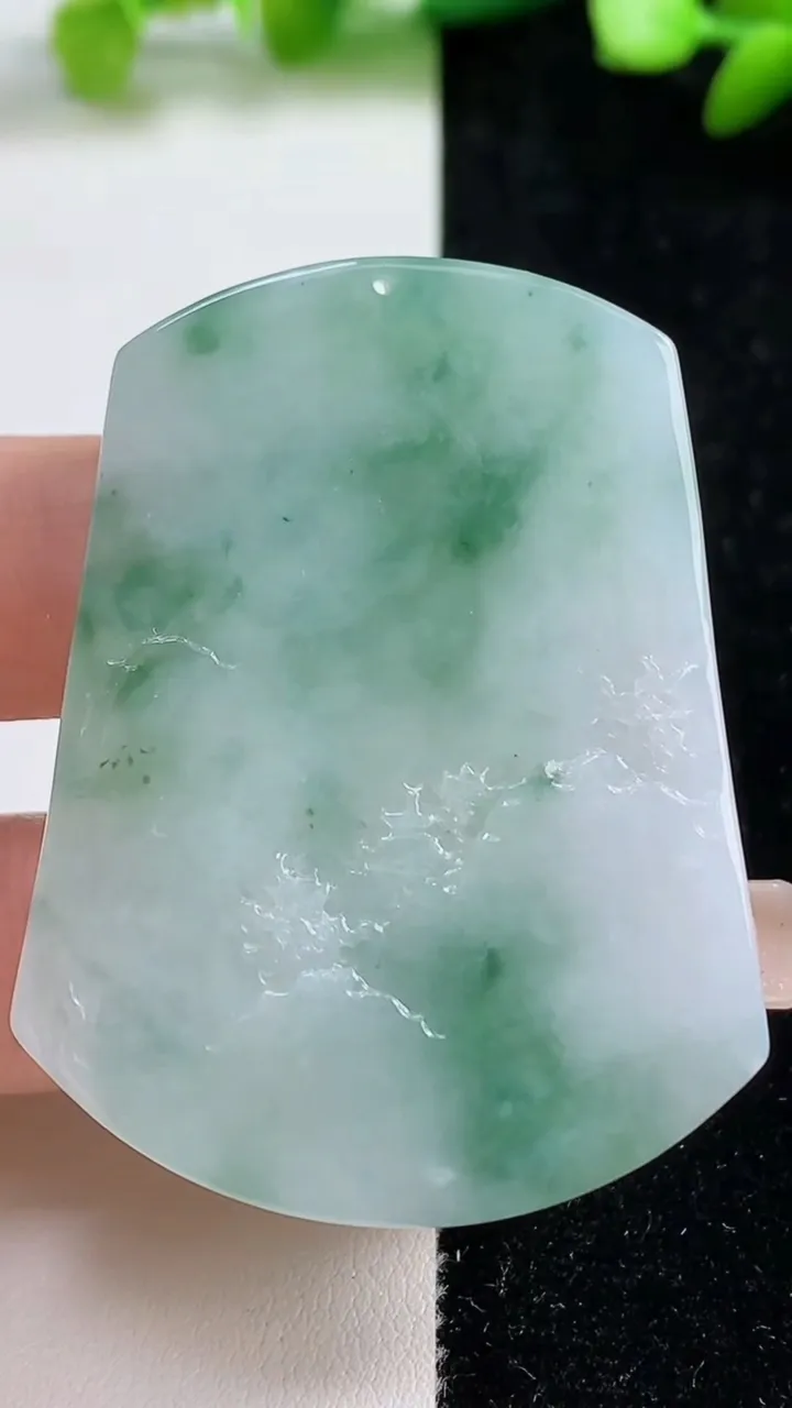 天然A货翡翠山水牌吊坠，尺寸53.2-41.7-4，重量:37.40g
9月8日