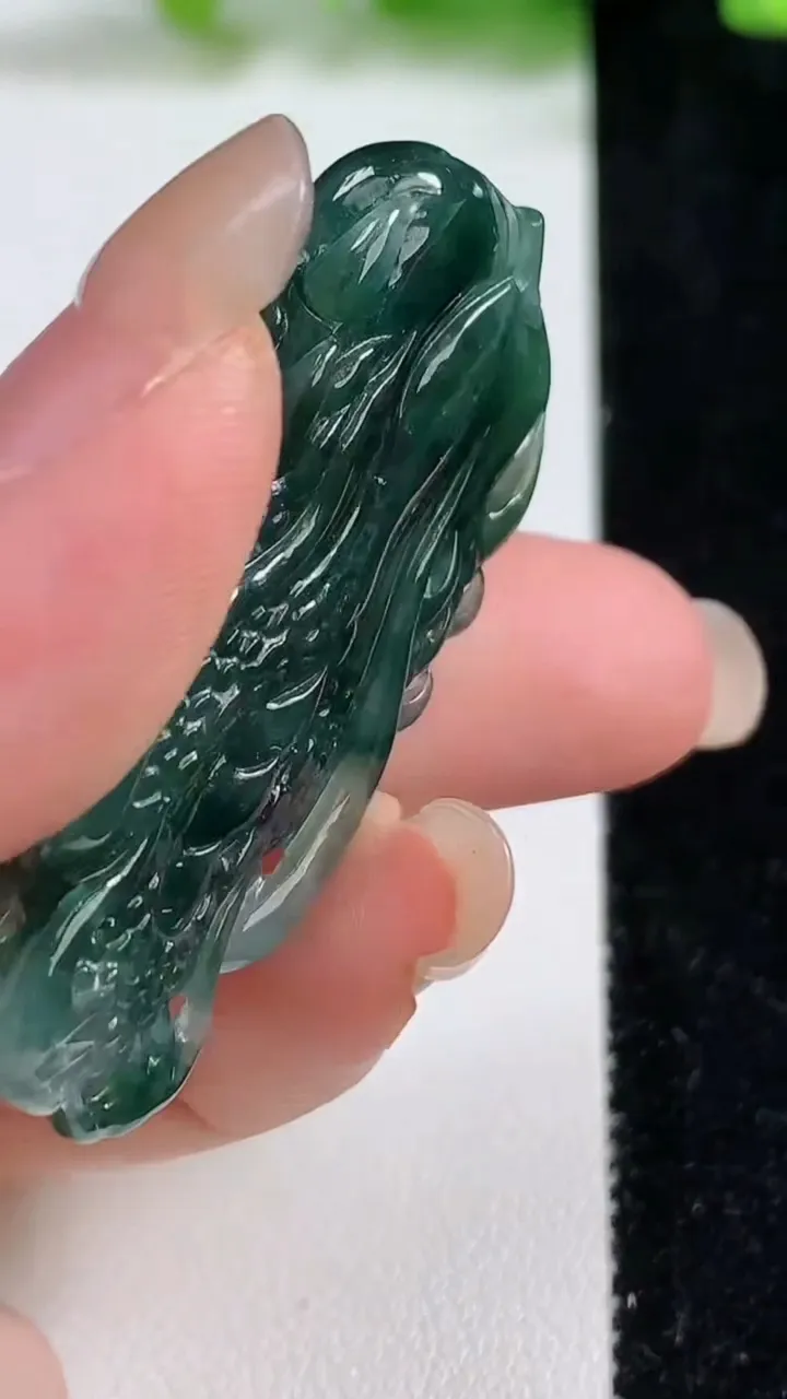 天然A货翡翠龙牌吊坠，尺寸47-25.4-11.5，重量:23.33g
9月8日