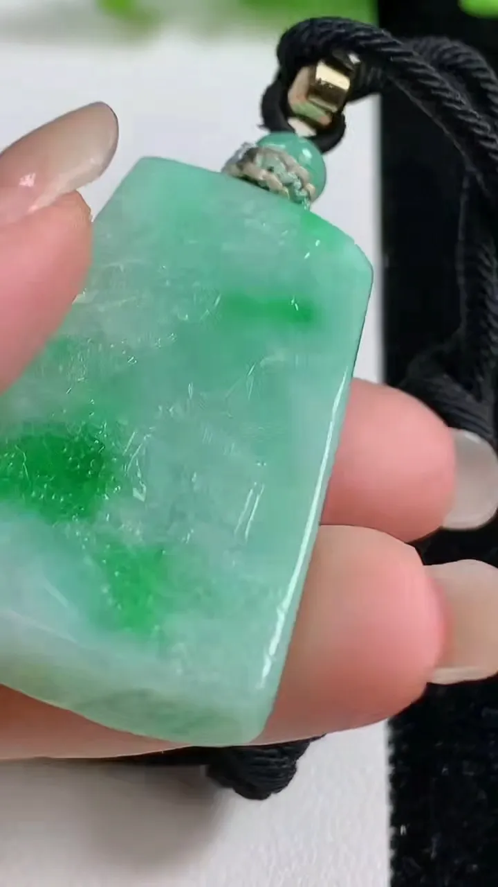天然A货翡翠山水牌吊坠，尺寸42.6-26.5-10，重量:32.30g
9月8日