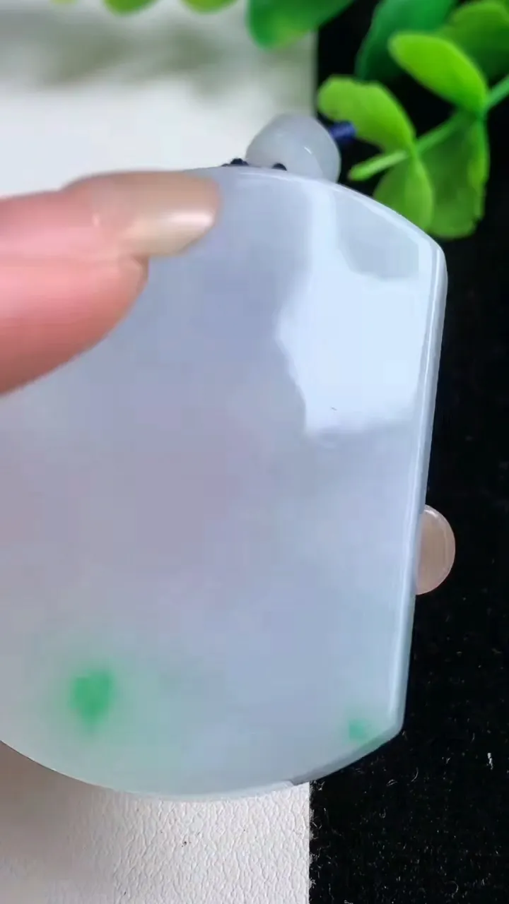 天然A货翡翠春带彩紫罗兰无事牌吊坠，尺寸53.4-38-5.6，重量:36.66g
9月9日